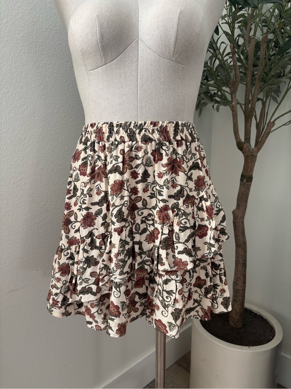 Divided H&M Cream Floral Ruffled Skater Skirt with Brown Flowers